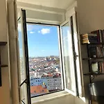 דירה The Hilltop Nest