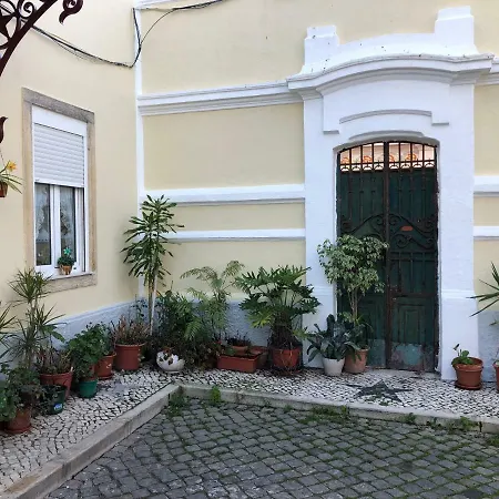 The Hilltop Nest Apartment Lissabon