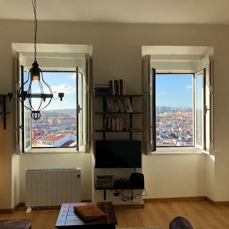 The Hilltop Nest * Лиссабон