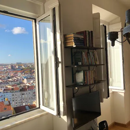 The Hilltop Nest * Лиссабон